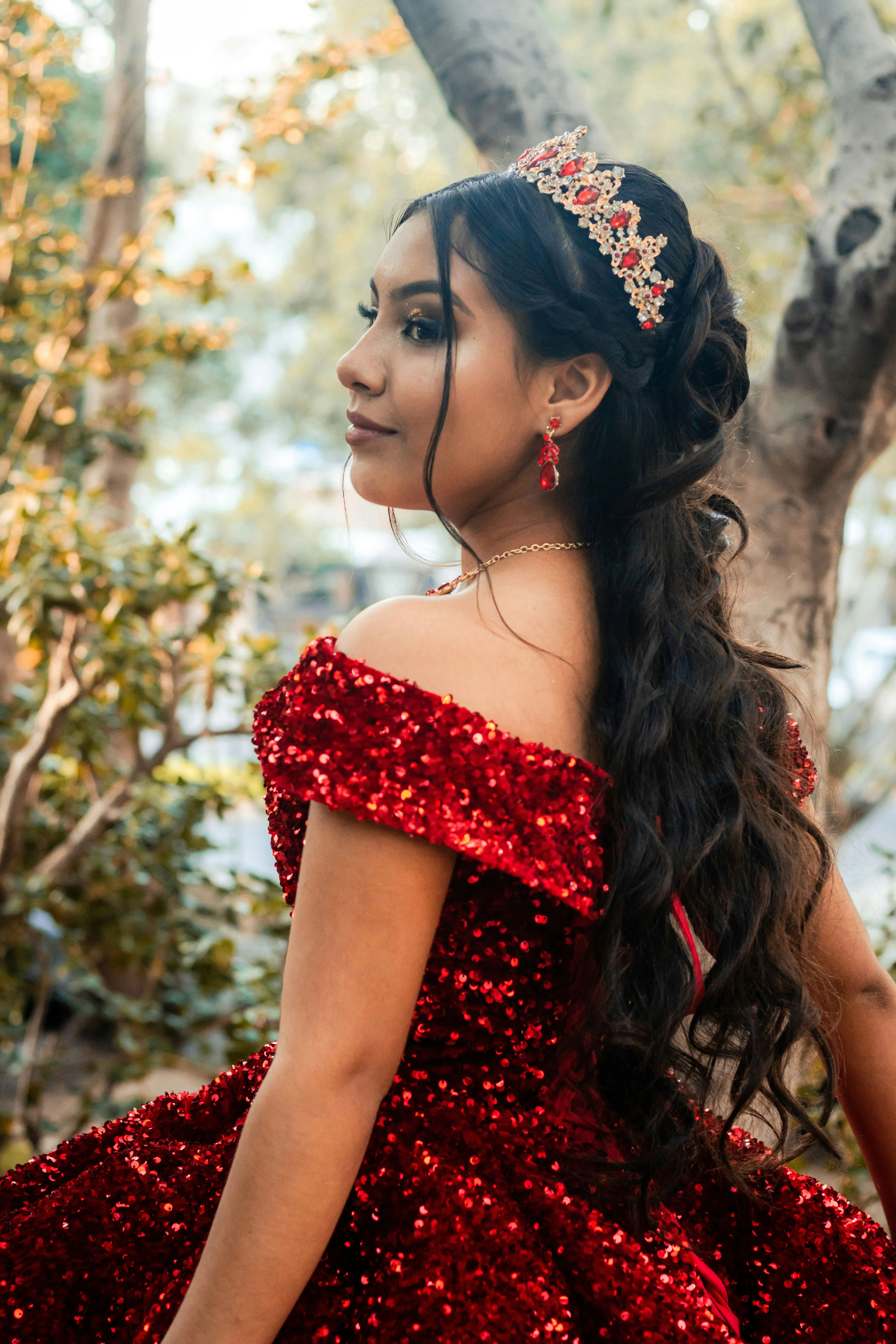 Camila de perfil al atardecer
