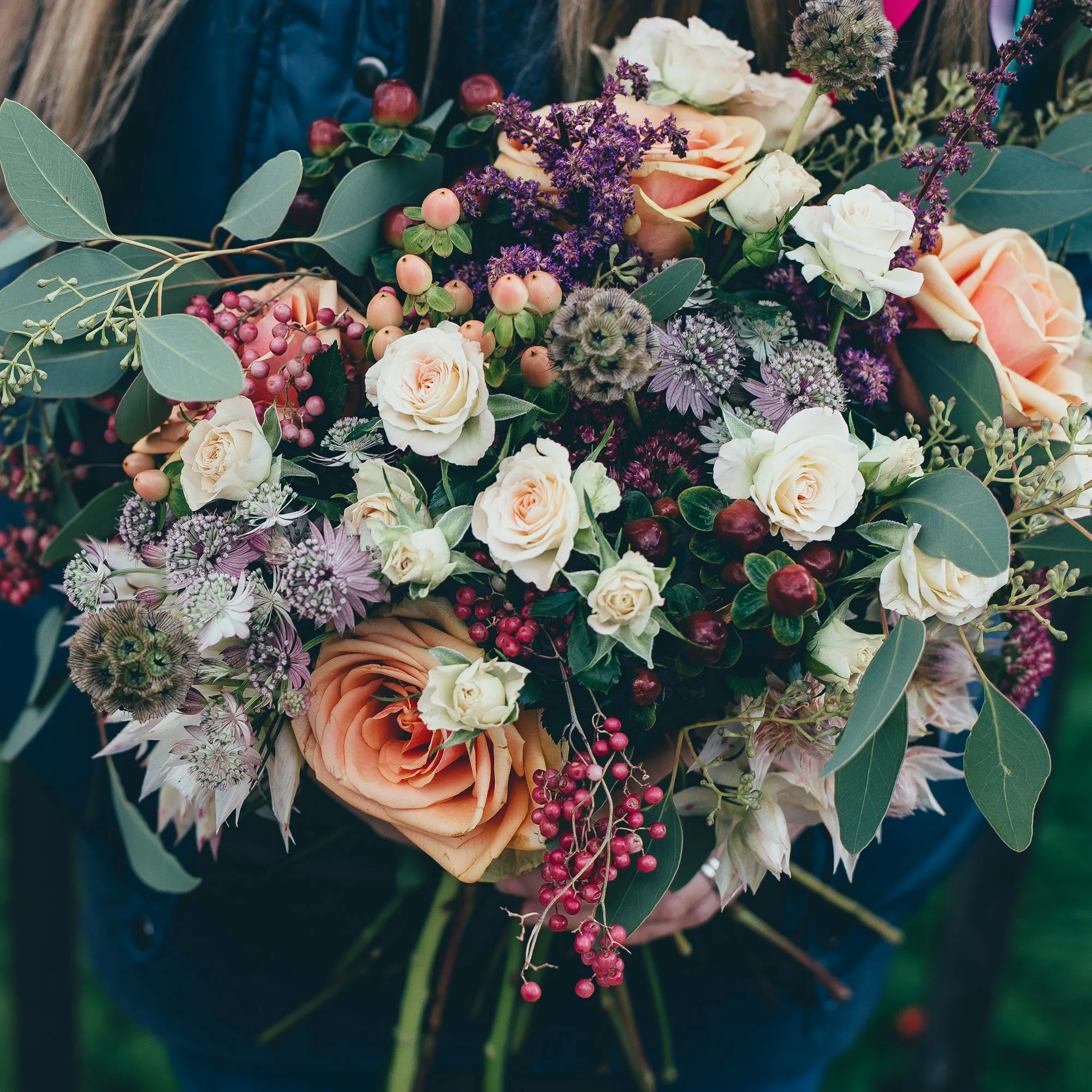 Ramo de novia con rosas crema y hojas de eucalipto
