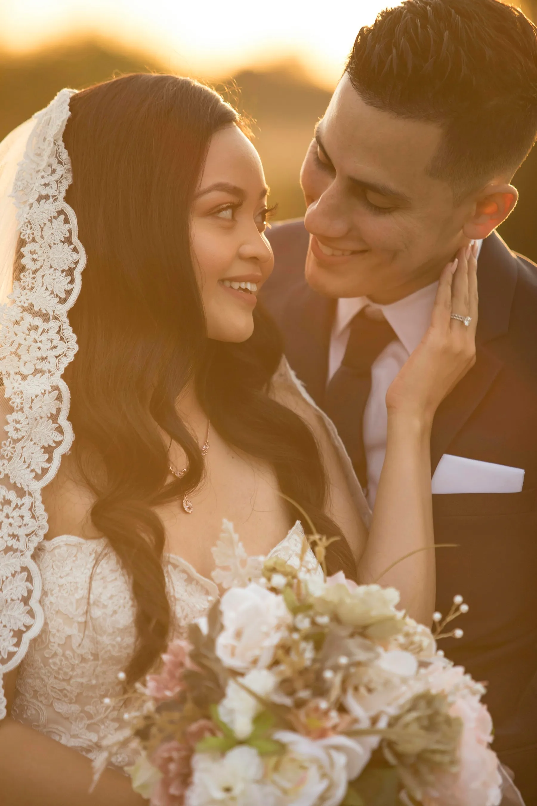 Pareja de recién casados sonriendo al atardecer