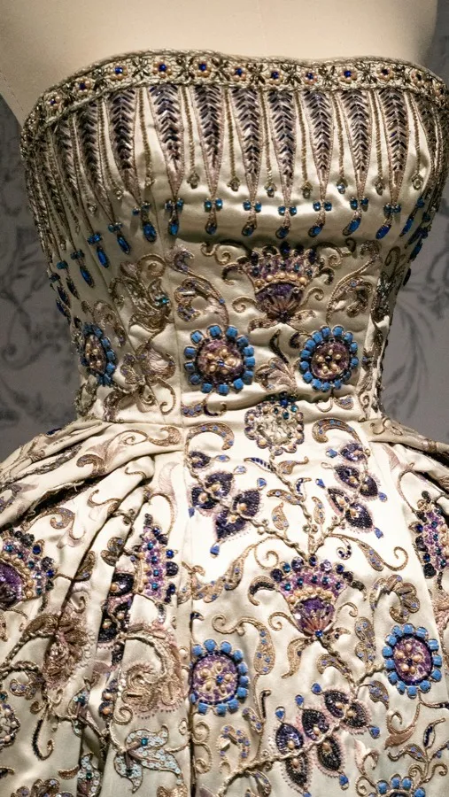 Corpiño de un vestido de gala bordado con pedrería y perlas